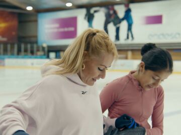 Lydia Valentín y Bibian Navarro patinan sobre hielo