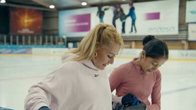 Bibian Navarro enseña a patinar a Lydia Valentín: 