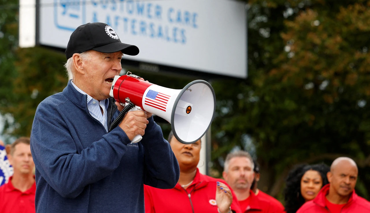 Joe Biden apoya a los piquetes del sector de automóvil