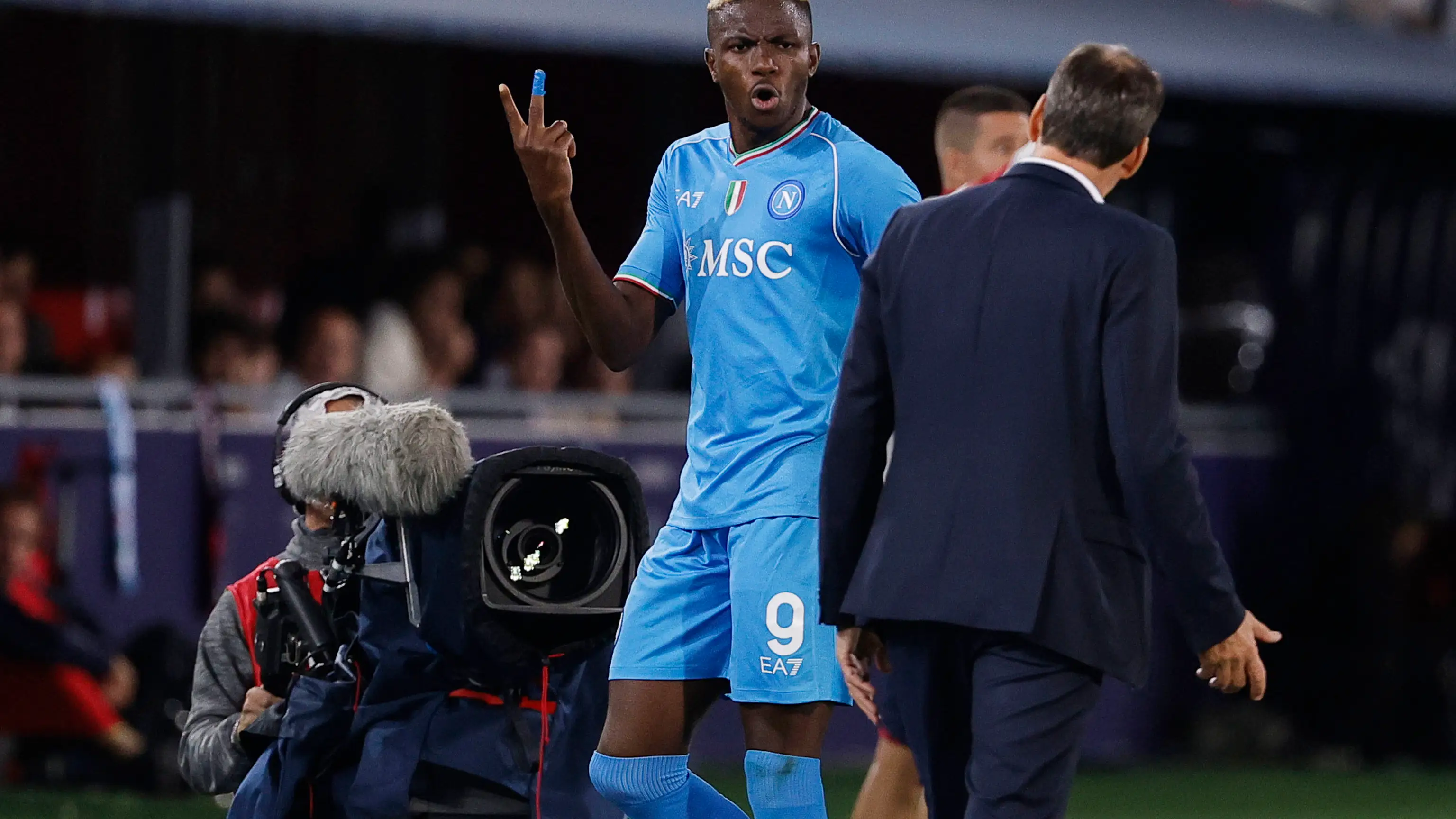 Victor Osimhen, en el momento de ser sustituido ante el Bolonia