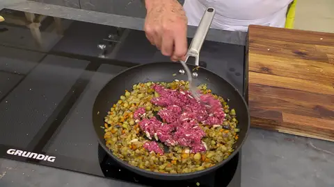 Añade la carne picada Añade la carne picada