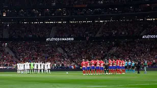 Minuto de silencio en el Metropolitano antes del derbi entre Atlético y Real Madrid