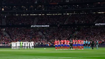 Minuto de silencio en el Metropolitano antes del derbi entre Atlético y Real Madrid