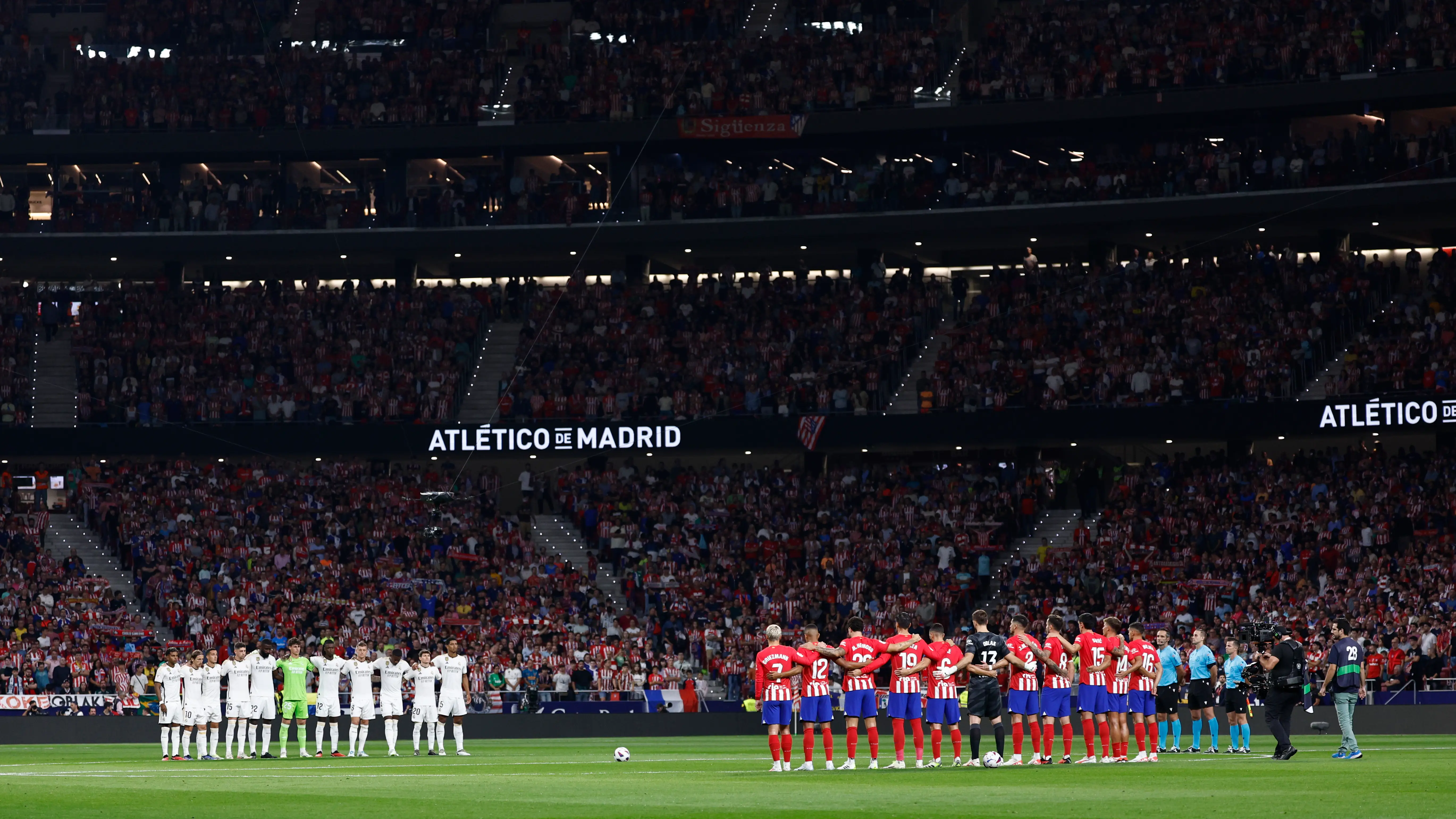 Minuto de silencio en el Metropolitano antes del derbi entre Atlético y Real Madrid Minuto de silencio en el Metropolitano antes del derbi entre Atlético y Real Madrid