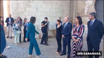 El tenso y frío saludo entre Irene Montero y la presidenta de las Cortes de Aragón (Vox)