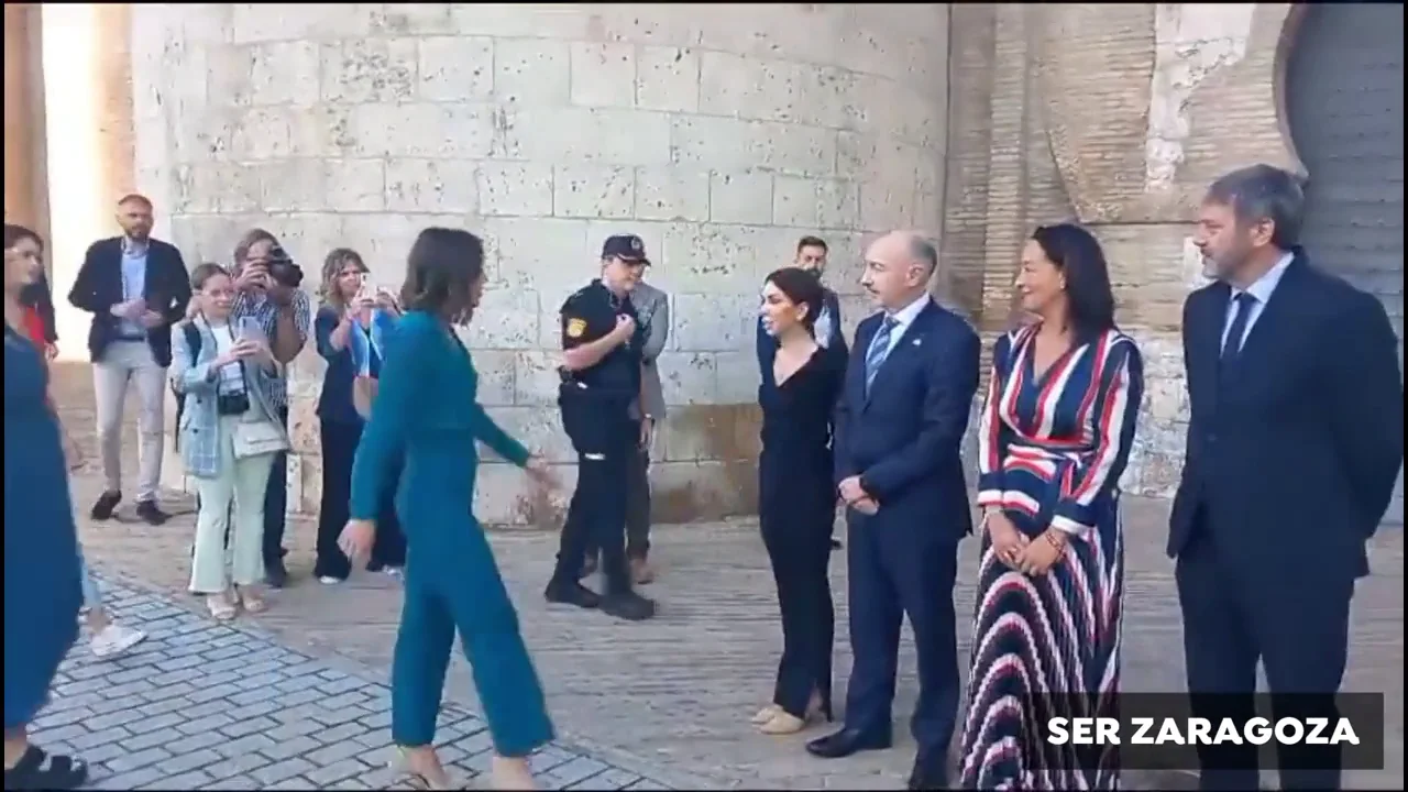 El tenso y frío saludo entre Irene Montero y la presidenta de las Cortes de Aragón (Vox) El tenso y frío saludo entre Irene Montero y la presidenta de las Cortes de Aragón (Vox)