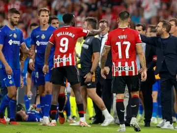 Iñaki Williams y José Bordalás cruzan impresiones en San Mamés Iñaki Williams y José Bordalás cruzan impresiones en San Mamés