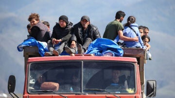 Miles de personas huyen de Nagorno Karabaj