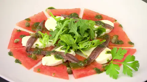 Una receta de temporada: carpaccio de sandía con mozarella y anchoas, de Arguiñano Una receta de temporada: carpaccio de sandía con mozarella y anchoas, de Arguiñano