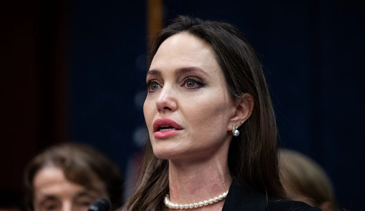 Angelina Jolie en Washington anunciando una Ley sobre violencia contra las mujeres en 2022