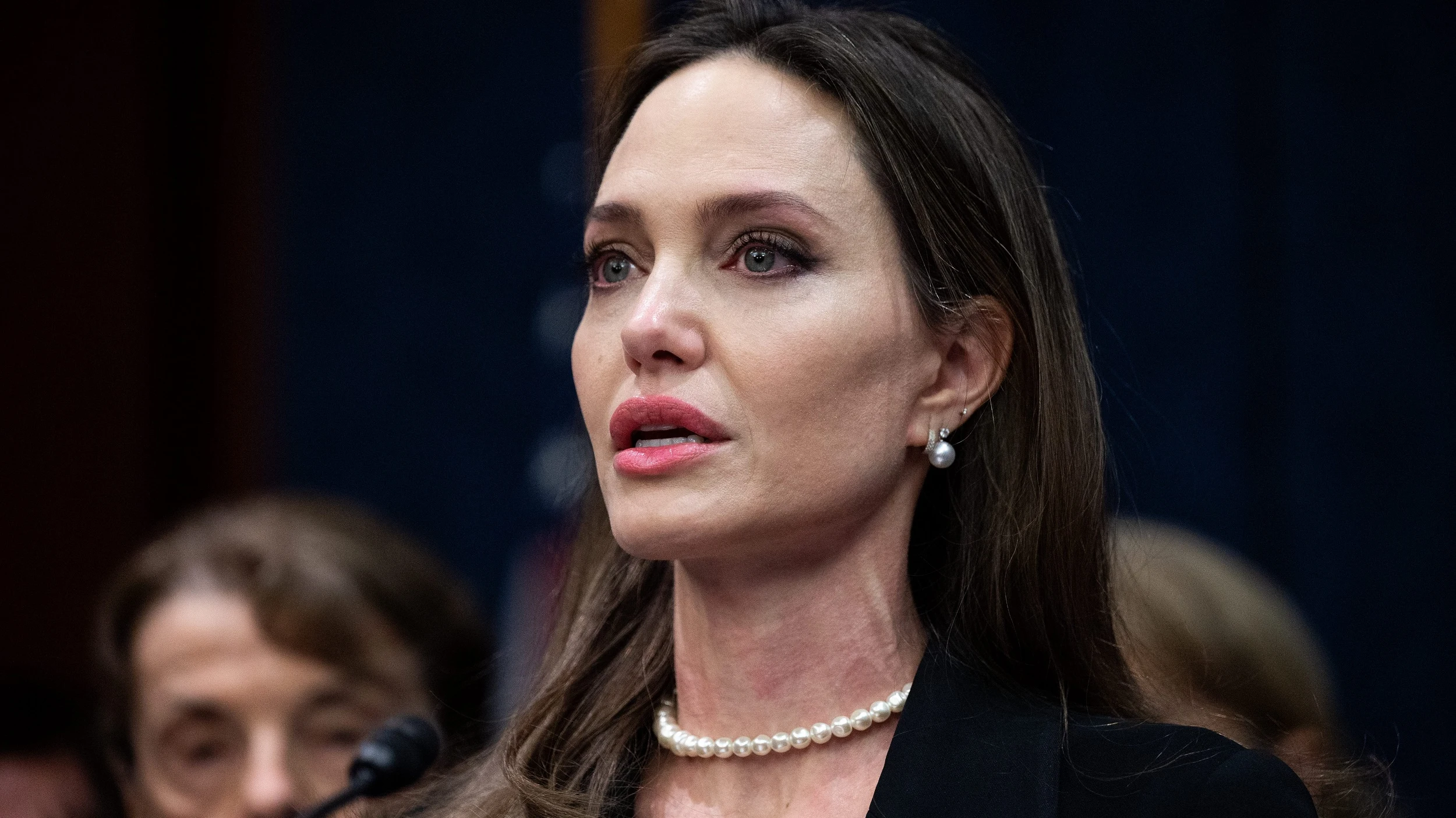 Angelina Jolie en Washington anunciando una Ley sobre violencia contra las mujeres en 2022