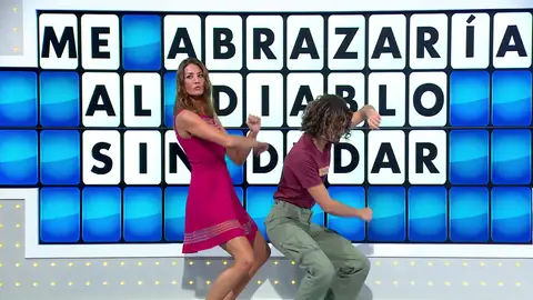Un concursante de La ruleta de la suerte se desata bailando con Laura Moure Un concursante de La ruleta de la suerte se desata bailando con Laura Moure