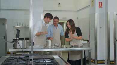 La receta de Isabel Preysler elaborada por Joaquín con la ayuda de Tamara Falcó 