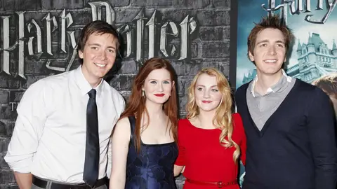 Oliver Phelps, Bonnie Wright, Evanna Lynch, James Phelps, actores de Harry Potter