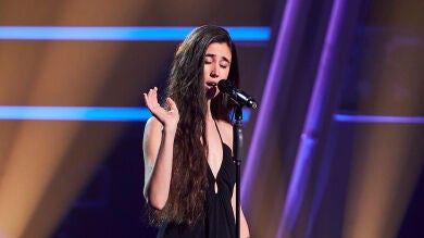“Nos has dejado sin palabras”: Andrea Sánchez derrocha elegancia cantando Alma mía