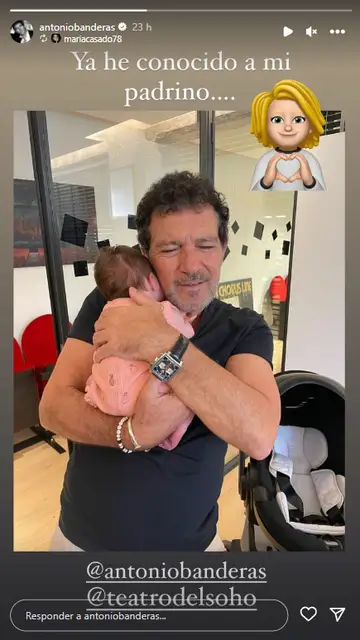 Antonio Banderas sosteniendo a Daniela, hija de María Casado Antonio Banderas sosteniendo a Daniela, hija de María Casado
