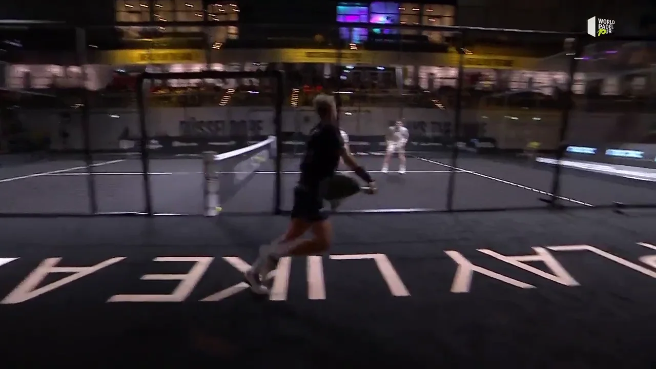 VÍDEO: Estratosférica salida de pista de Agustín Tapia en el German Open del World Padel Tour