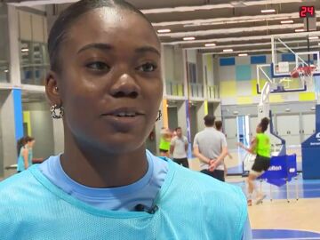 Iris Mbulito vuelve a jugar después 6 operaciones y una depresión: "El baloncesto me da paz"