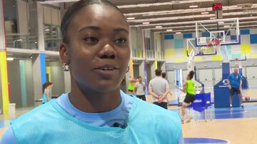 Iris Mbulito vuelve a jugar después 6 operaciones y una depresión: "El baloncesto me da paz"