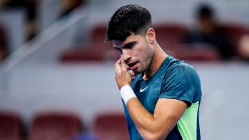 Carlos Alcaraz, cabizbajo en el ATP Pekín