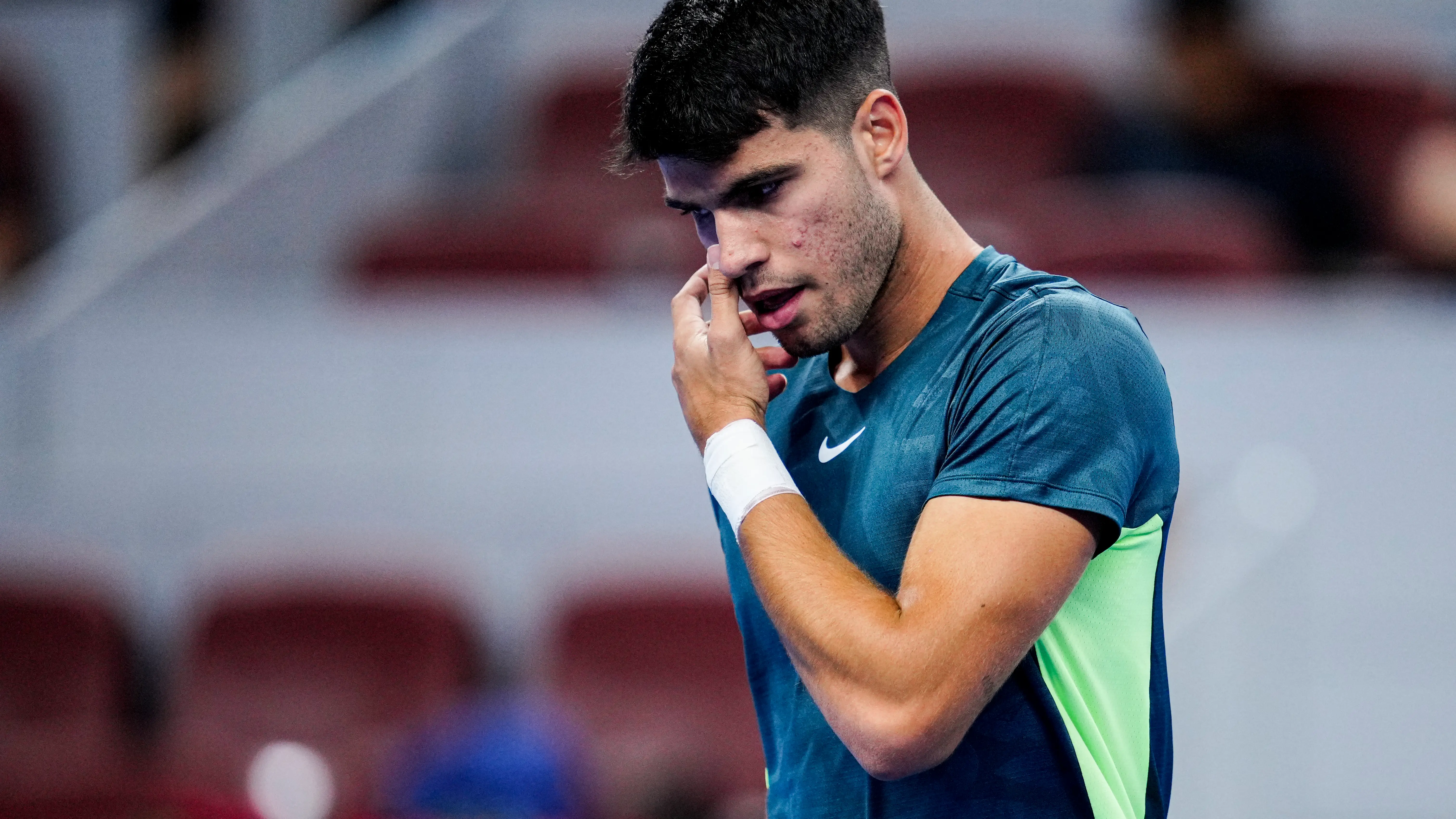 Carlos Alcaraz, cabizbajo en el ATP Pekín Carlos Alcaraz, cabizbajo en el ATP Pekín