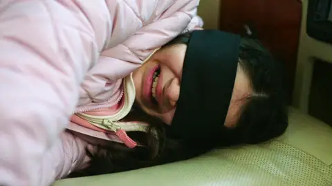 Ilgaz encuentra a Metin inconsciente y descubre que... ¡Defne ha sido secuestrada! Ilgaz encuentra a Metin inconsciente y descubre que... ¡Defne ha sido secuestrada!