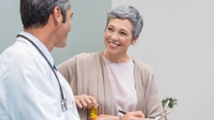 Una mujer en la consulta para hablar de la menopausia