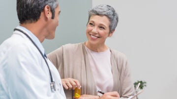 Una mujer en la consulta para hablar de la menopausia