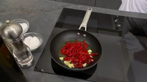 Corta los pimientos en tiras y añádelos a la sartén Corta los pimientos en tiras y añádelos a la sartén