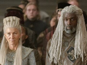 Steve Toussaint como Corlys Velaryon y Eve Best como Rhaenys Targaryen en la temporada 1 de La Casa del Dragón
