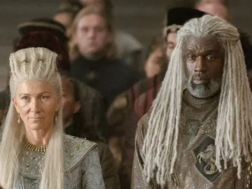 Steve Toussaint como Corlys Velaryon y Eve Best como Rhaenys Targaryen en la temporada 1 de La Casa del Dragón Steve Toussaint como Corlys Velaryon y Eve Best como Rhaenys Targaryen en la temporada 1 de La Casa del Dragón