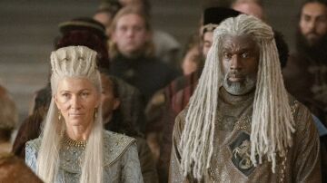Steve Toussaint como Corlys Velaryon y Eve Best como Rhaenys Targaryen en la temporada 1 de La Casa del Dragón