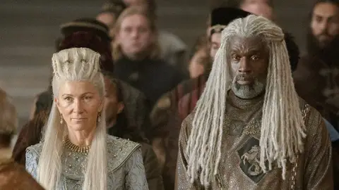 Steve Toussaint como Corlys Velaryon y Eve Best como Rhaenys Targaryen en la temporada 1 de La Casa del Dragón Steve Toussaint como Corlys Velaryon y Eve Best como Rhaenys Targaryen en la temporada 1 de La Casa del Dragón