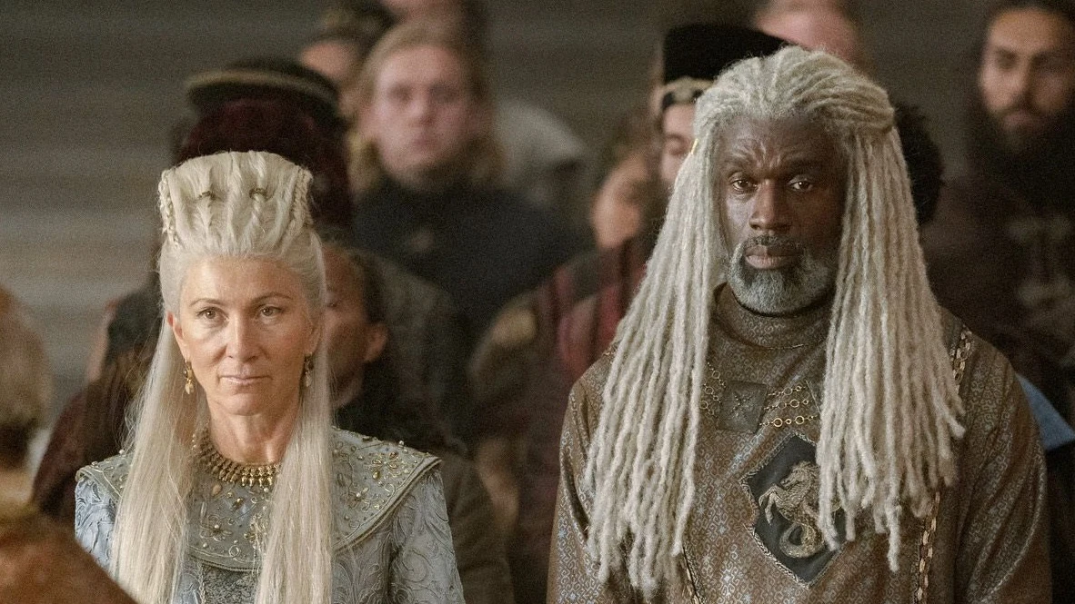 Steve Toussaint como Corlys Velaryon y Eve Best como Rhaenys Targaryen en la temporada 1 de La Casa del Drag&oacute;n