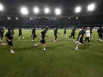 Los jugadores del Real Madrid calientan en el estadio Diego Armando Maradona Los jugadores del Real Madrid calientan en el estadio Diego Armando Maradona