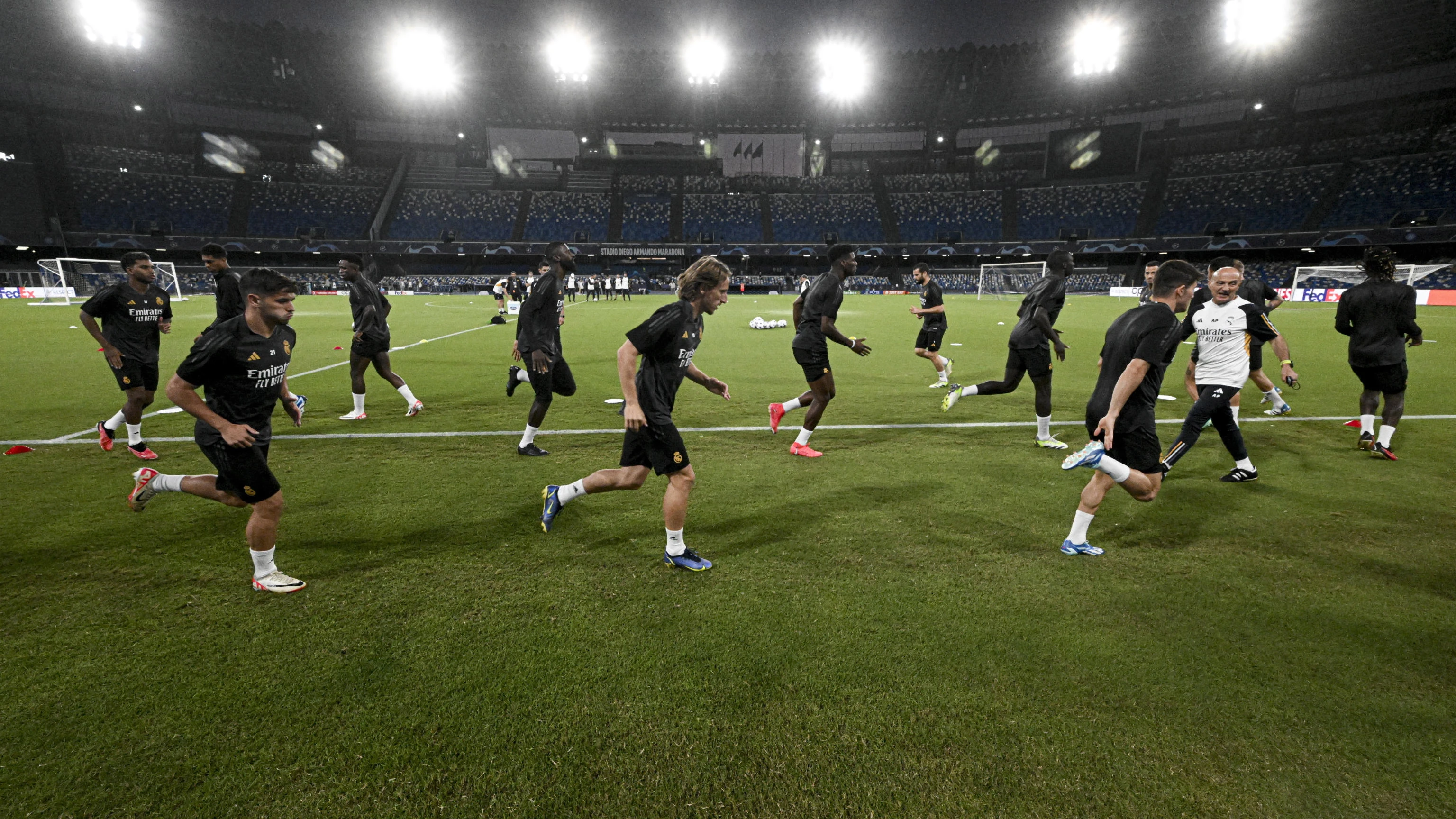 Los jugadores del Real Madrid calientan en el estadio Diego Armando Maradona