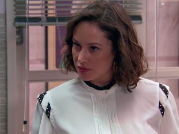 Victoria intenta alejar a Román de Lola recordándole su aniversario con Alicia: “Te ha preparado una gran sorpresa”