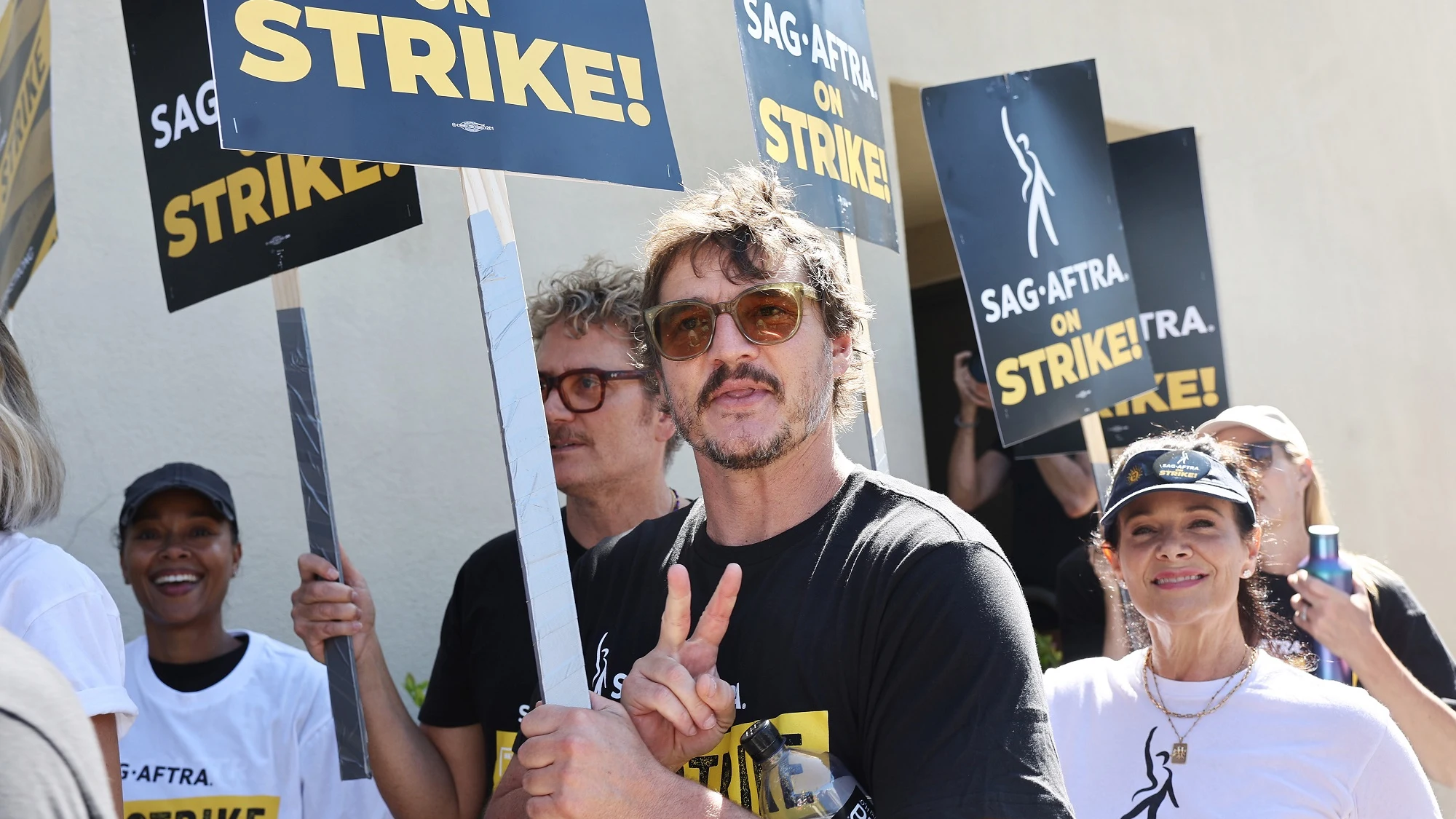 Pedro Pascal apoyando la huelga de actores de Hollywood Pedro Pascal apoyando la huelga de actores de Hollywood