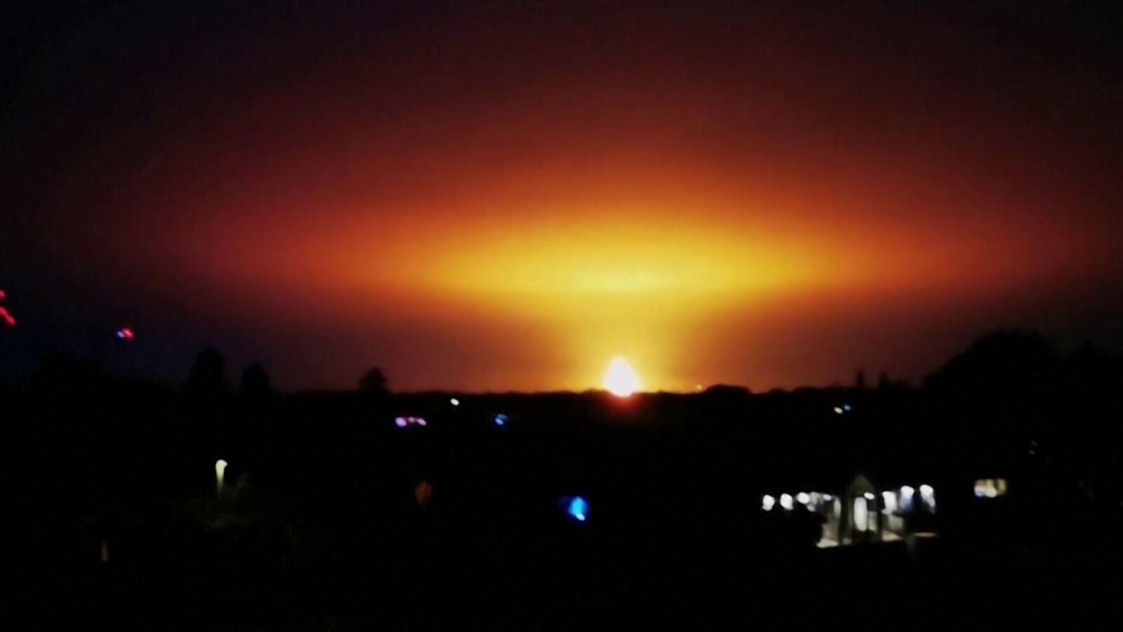 Vídeo: tremenda explosión de un depósito de gas verde tras la caída de un rayo