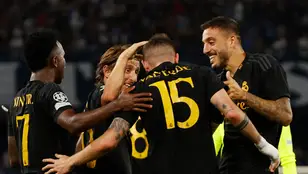Los jugadores del Real Madrid celebran el gol de Valverde ante el Nápoles