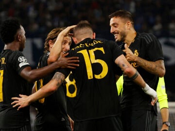Los jugadores del Real Madrid celebran el gol de Valverde ante el Nápoles