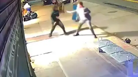 Vídeo: el momento exacto en el que un activista izquierdista es apuñalado en Nueva York Vídeo: el momento exacto en el que un activista izquierdista es apuñalado en Nueva York