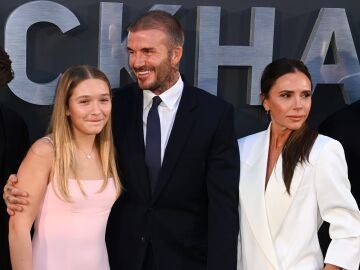 Haper Seven y sus padres, David y Victoria Beckham