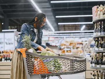 Mujer comprando en un supermercado Mujer comprando en un supermercado