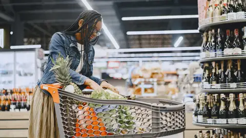 Mujer comprando en un supermercado Mujer comprando en un supermercado