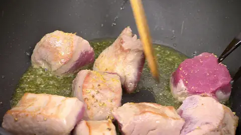 Introduce los trozos de solomillo en una sartén grande Introduce los trozos de solomillo en una sartén grande