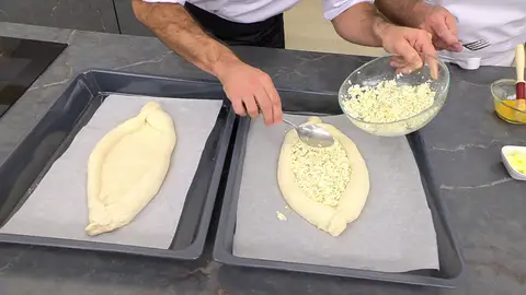 Dale unas pinceladas por el borde con huevo batido Dale unas pinceladas por el borde con huevo batido