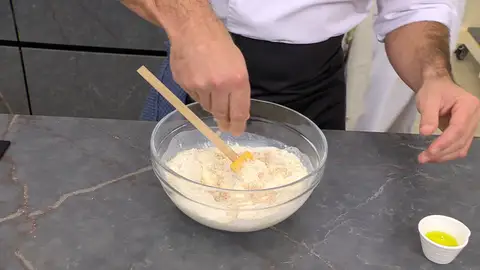 Introduce los ingredientes en un bol, mezcla bien y deja que repose Introduce los ingredientes en un bol, mezcla bien y deja que repose