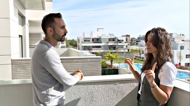 Lorena García examina la eficiencia de su casa con un experto en energía
