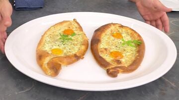 Pan relleno de queso con huevo